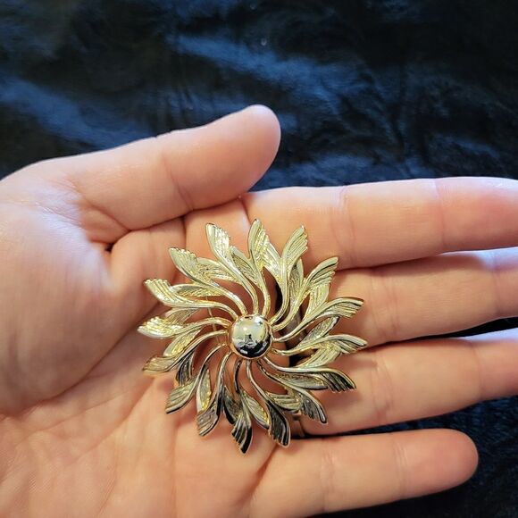 Gold plated flower brooch  - Picture 2 of 5
